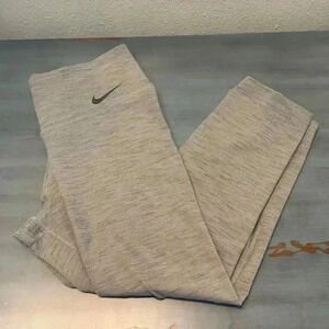 NIKE Women’s Cropped Leggings